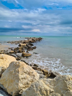 Deniz kıyısındaki kayalar