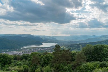 Göl ve Dağlardan Görünüm