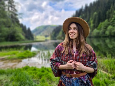 Dağlarda Gölde Genç Bir Kadın