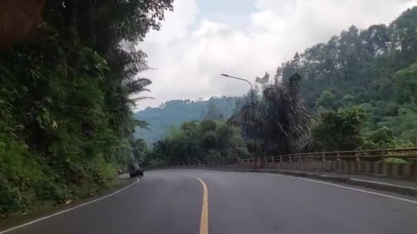 車と一緒に途中で BandungからSumedang市の前にカダスPangeran 石山と峡谷の間の高速道路 — ストック動画