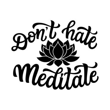 Nefret etme, meditasyon yap. Beyaz arka planda nilüfer çiçeği olan el yazısı. Tişört tasarımları, yoga stüdyosu dekoru, duvar resimleri, posterler, kartlar, çıkartmalar, kupalar.