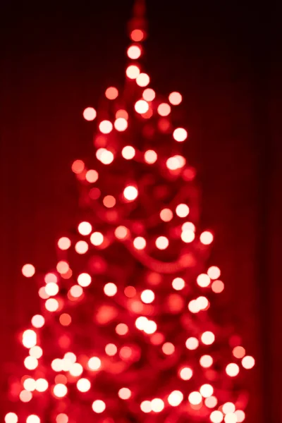 Χριστουγεννιάτικο Δέντρο Στα Φώτα Κόκκινο Φόντο Απαλή Εστίαση Και Bokeh — Φωτογραφία Αρχείου