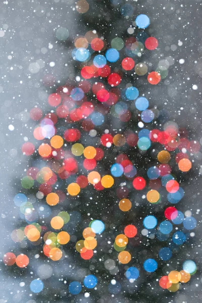 Χριστουγεννιάτικο Δέντρο Πολύχρωμα Φώτα Και Πολλές Νιφάδες Χιονιού Απαλή Εστίαση — Φωτογραφία Αρχείου