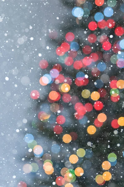 Çok Renkli Işıklar Bir Sürü Kar Tanesiyle Noel Ağacının Bir — Stok fotoğraf