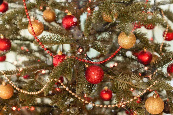 ライトと赤と金のボールで飾られたクリスマスツリーの一部 — ストック写真