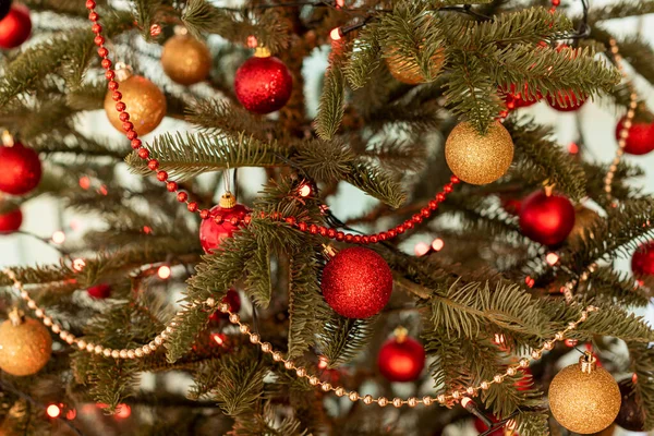 Parte Uma Árvore Natal Decorada Com Luzes Bolas Vermelhas Douradas — Fotografia de Stock