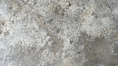 Yaş ve zamanın güzelliğini gösteren yıpranmış, dokulu bir duvar ve zemin..