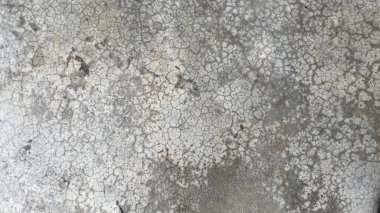 Yaş ve zamanın güzelliğini gösteren yıpranmış, dokulu bir duvar ve zemin..