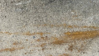 Yaş ve zamanın güzelliğini gösteren yıpranmış, dokulu bir duvar ve zemin..