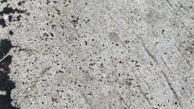 Yaş ve zamanın güzelliğini gösteren yıpranmış, dokulu bir duvar ve zemin..