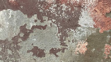 Yaş ve zamanın güzelliğini gösteren yıpranmış, dokulu bir duvar ve zemin..