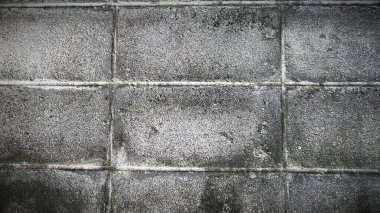 Yaş ve zamanın güzelliğini gösteren yıpranmış, dokulu bir duvar ve zemin..