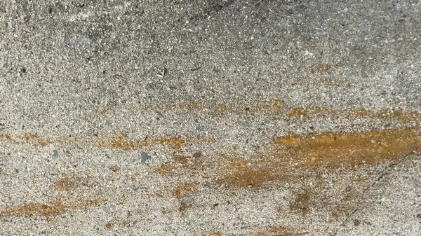 Yaş ve zamanın güzelliğini gösteren yıpranmış, dokulu bir duvar ve zemin..