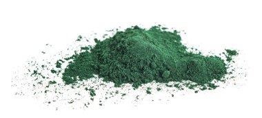 Beyaz arkaplan üzerine izole edilmiş bir toz yığını