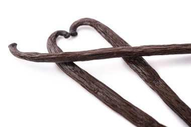 Beyaz arkaplanda izole edilmiş vanilya çubukları