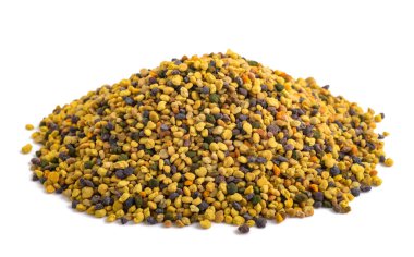 Beyaz arkaplanda izole edilmiş arı poleni yığını