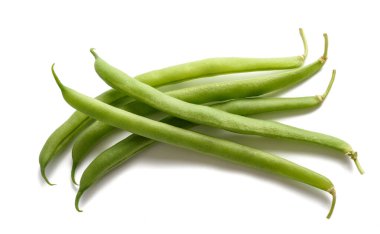 Yeşil fasulye grubu beyaz arkaplanda izole