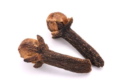 Karanfil grubu beyaz arkaplanda izole edildi