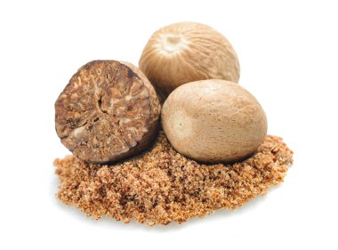  Nutmegs ve rendelenmiş hindistan cevizi beyaz arkaplanda izole