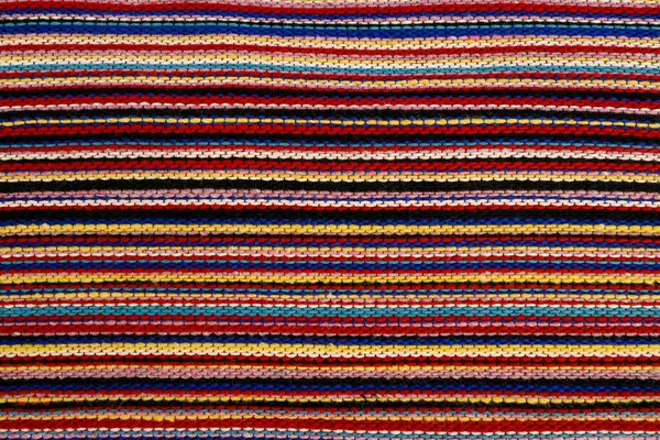 Çeşitli renklerde örülmüş bir battaniye.