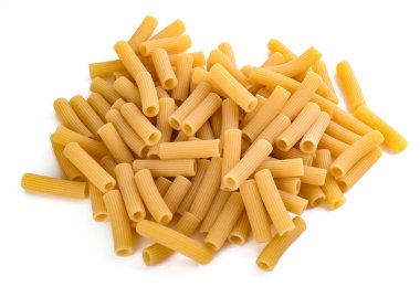 Beyaz arkaplanda izole edilmiş Maccheroni makarnası