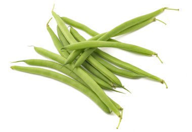 Yeşil fasulye yığını beyaz arkaplanda izole