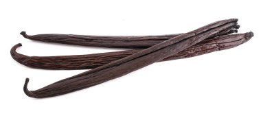 Beyaz arkaplanda izole edilmiş vanilya çubukları grubu