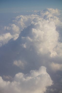 Uçaktan görünen bulutların canlandırıcı görüntüsü