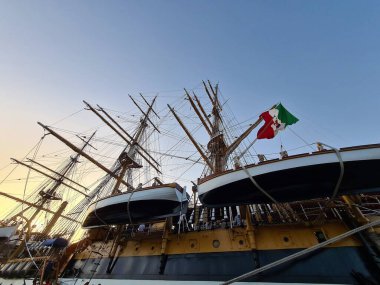 2022.07.06 Palermo, Amerigo Vespucci eğitim gemisi, gün batımında iskeleden yelkenli gemisinin anımsatıcı görüntüsü.