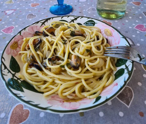 Suggestiva Immagine Piatto Spaghetti Con Cozze Una Tovaglia Cuori — Foto Stock