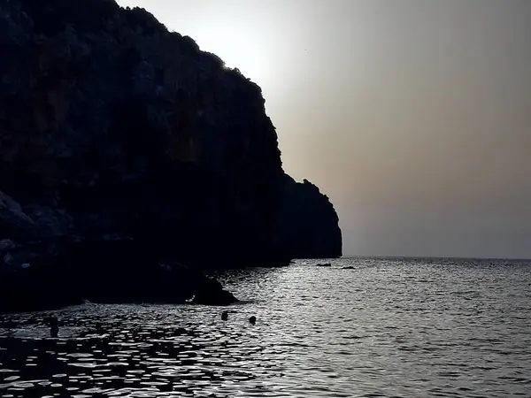 Збуджуюче Зображення Заходу Сонця Над Морем Силуетом Задньому Плані — стокове фото