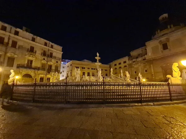 パレルモ イタリア プレトリア広場またはヴェルゴーニャ広場 正方形の噴水の刺激的な夜のイメージ — ストック写真