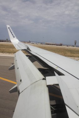 2021.06.06 Palermo Punta Raisi Havalimanı, Ryanair düşük maliyetli havayolu İtalya uçuşu, arka planda deniz ile iniş safhasında kanatları açık uçak kanadı görüntüsü 