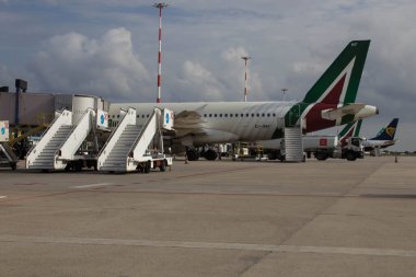 2021.10.27 Palermo Punta Raisi Havalimanı, Alitalia Havayolu, İtalya 'da yolcuları bekleyen bir uçağın görüntüsü.