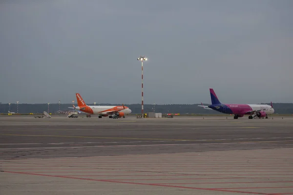 2021 Μιλάνο Αεροδρόμιο Malpensa Easyjet Και Volotea Χαμηλού Κόστους Αεροπορικές — Φωτογραφία Αρχείου