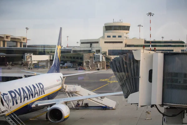 2021 Aeropuerto Milán Malpensa Ryanair Aerolínea Bajo Coste Vuelo Italia — Foto de Stock