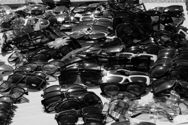 Güneş gözlüğü çerçevelerinin anımsatıcı siyah ve beyaz desen görüntüsü