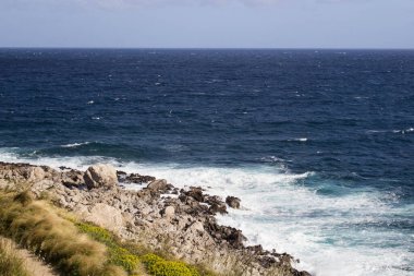 Sicilya, İtalya 'da arka planda deniz kıyısının anımsatıcı görüntüsü
