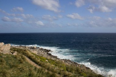 Sicilya, İtalya 'da arka planda deniz kıyısının anımsatıcı görüntüsü
