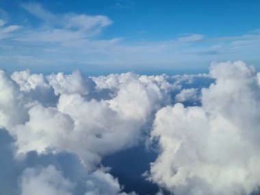 Uçaktan görünen bulutların canlandırıcı görüntüsü