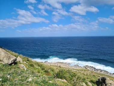 Sicilya, İtalya 'da arka planda deniz kıyısının anımsatıcı görüntüsü