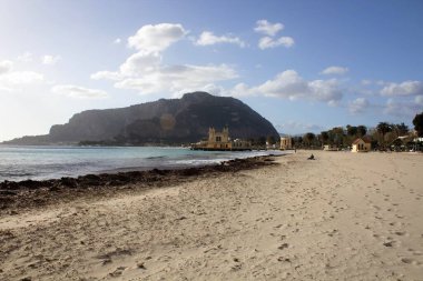 Mondello, Sicilya, temiz su ve güzel mavi gökyüzü ile sahilin anımsatıcı görüntüsü.
