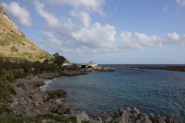 Sicilya, İtalya 'da arka planda deniz kıyısının anımsatıcı görüntüsü