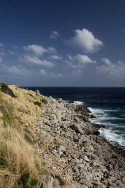 Sicilya, İtalya 'da arka planda deniz kıyısının anımsatıcı görüntüsü