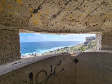 Sicilya, İtalya 'da arka planda deniz kıyısının anımsatıcı görüntüsü