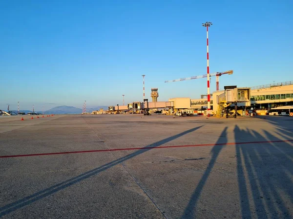 Evocadora Imagen Salida Del Sol Una Pista Del Aeropuerto —  Fotos de Stock