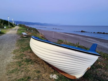 İtalya 'nın Sicilya kentindeki küçük bir balıkçı kasabasında kıyıya çekilen balıkçı teknesinin canlandırıcı görüntüsü.