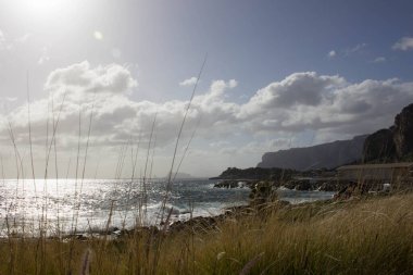 Sicilya, İtalya 'da arka planda deniz kıyısının anımsatıcı görüntüsü