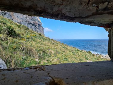 Sicilya, İtalya 'da arka planda deniz kıyısının anımsatıcı görüntüsü