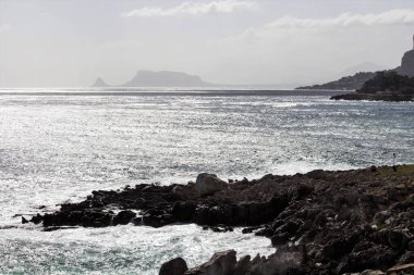 Sicilya, İtalya 'da arka planda deniz kıyısının anımsatıcı görüntüsü